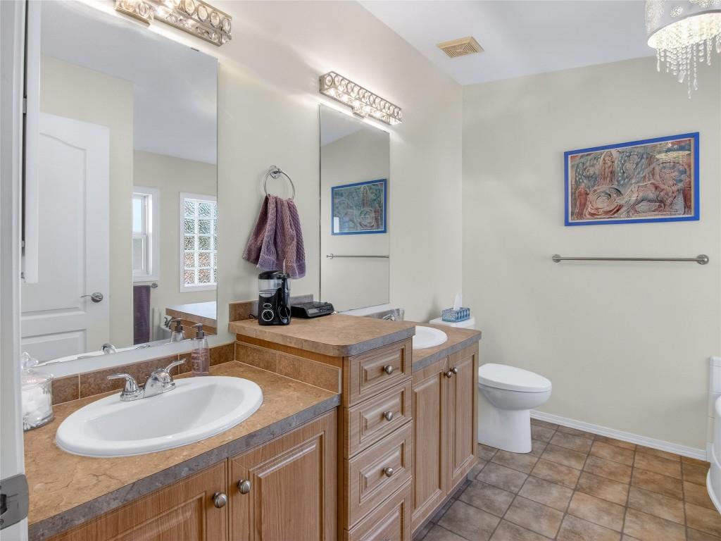 797 Eckhardt Avenue, Penticton, BC - Indoor Photo Showing Bathroom
