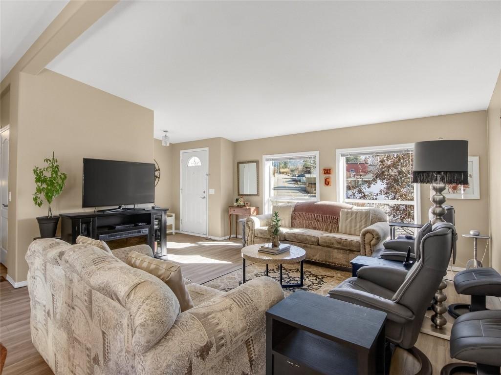 797 Eckhardt Avenue, Penticton, BC - Indoor Photo Showing Living Room
