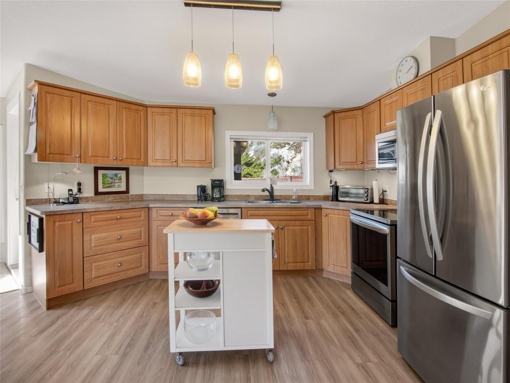 797 Eckhardt Avenue, Penticton, BC - Indoor Photo Showing Kitchen