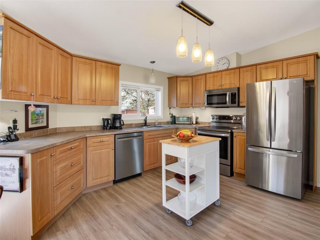 797 Eckhardt Avenue, Penticton, BC - Indoor Photo Showing Kitchen