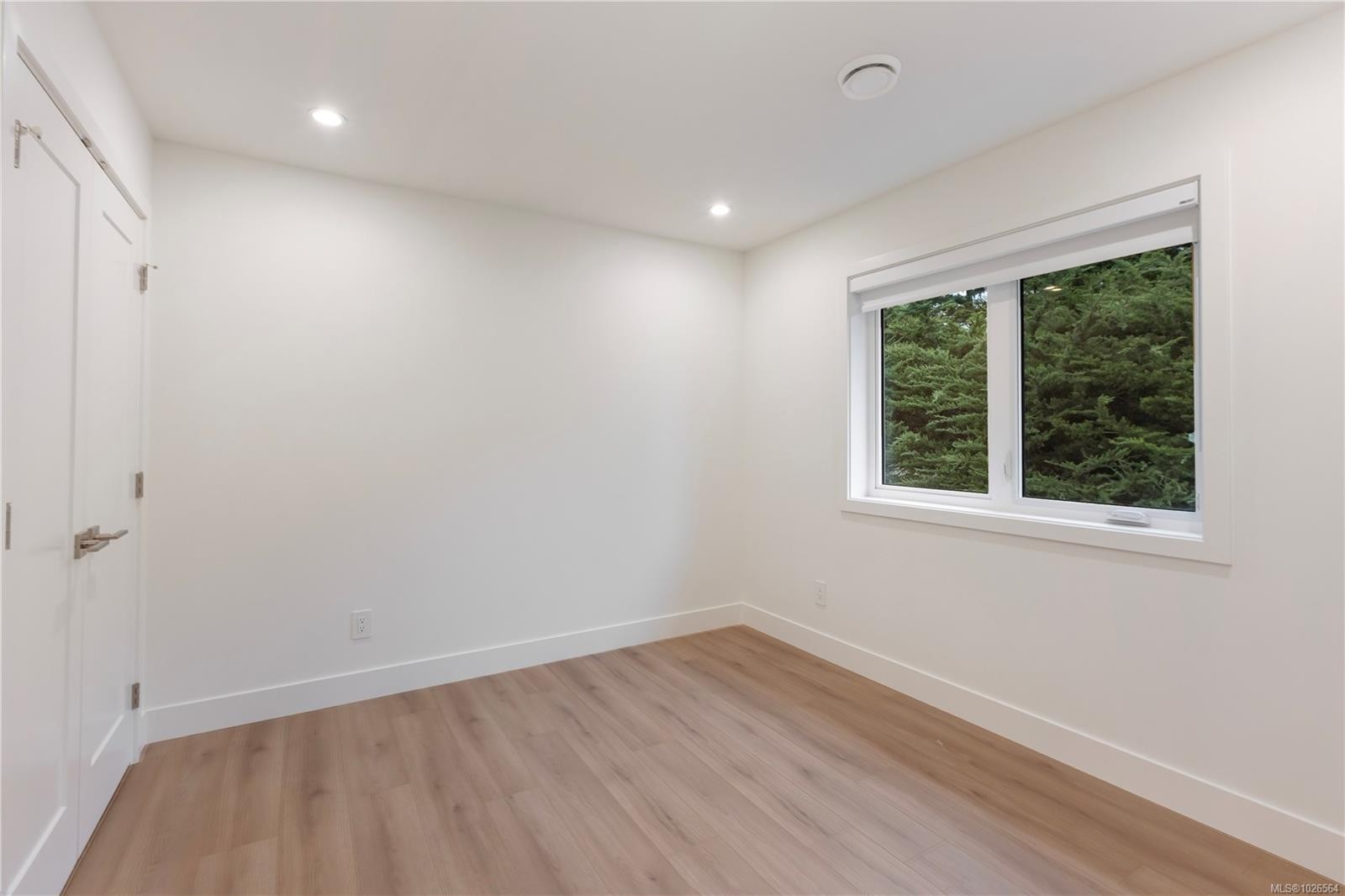 2-990 Mcbriar Ave, Saanich, BC