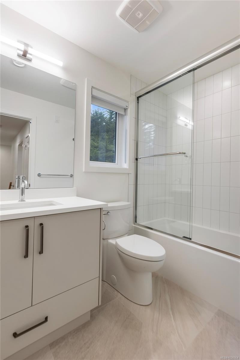 2-990 Mcbriar Ave, Saanich, BC