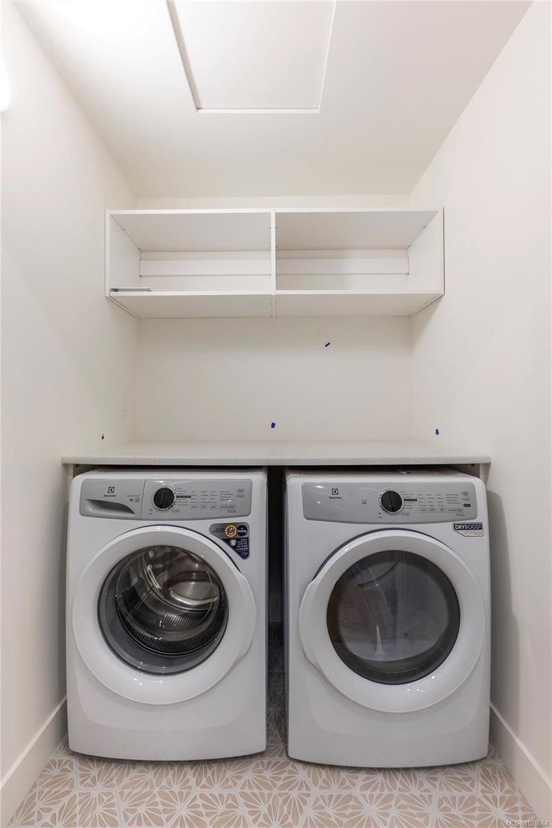 2-990 Mcbriar Ave, Saanich, BC