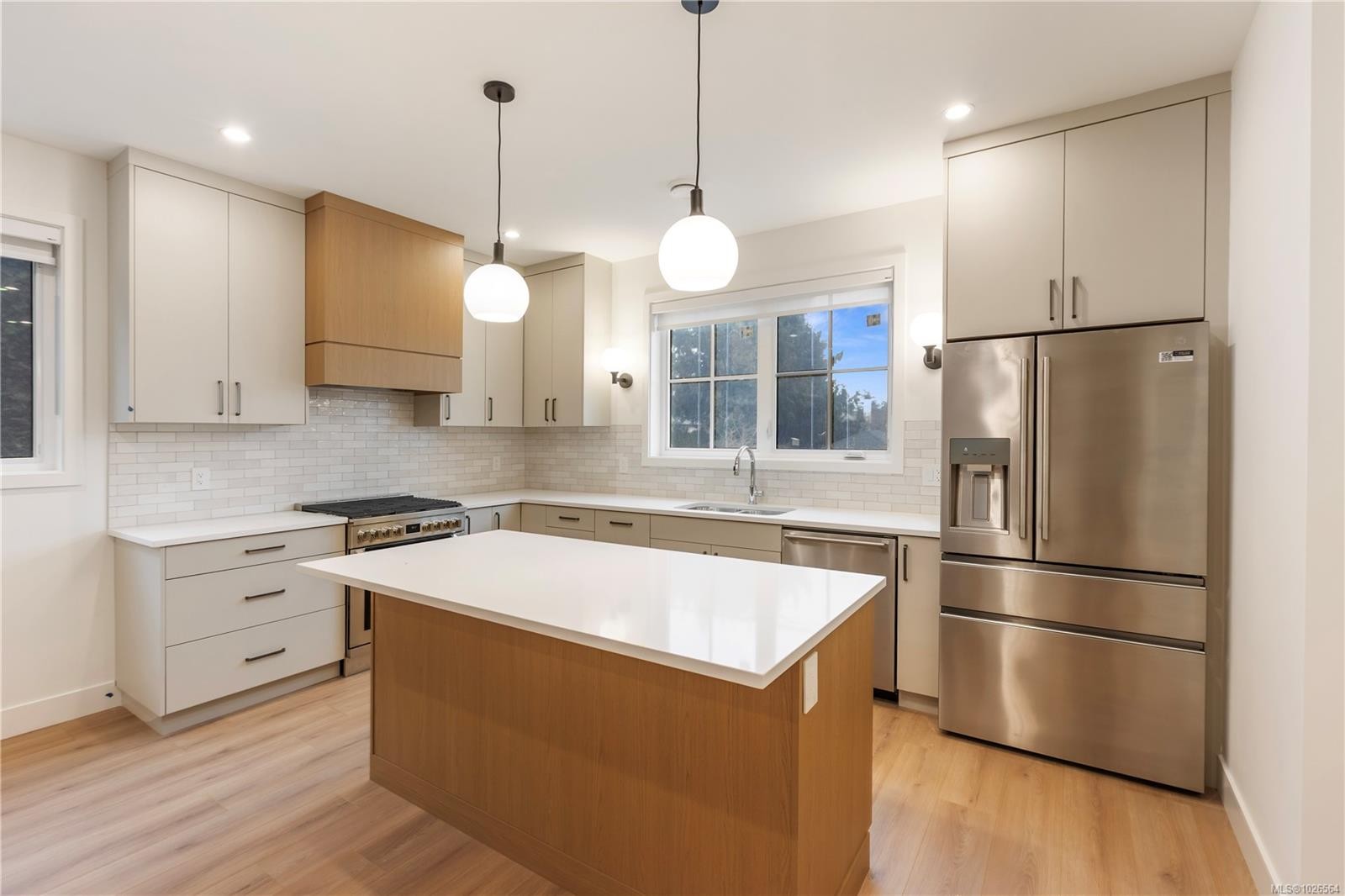 2-990 Mcbriar Ave, Saanich, BC