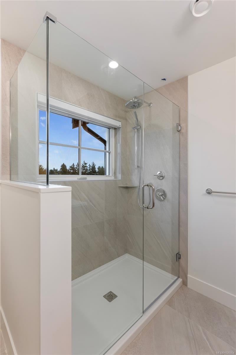 2-990 Mcbriar Ave, Saanich, BC