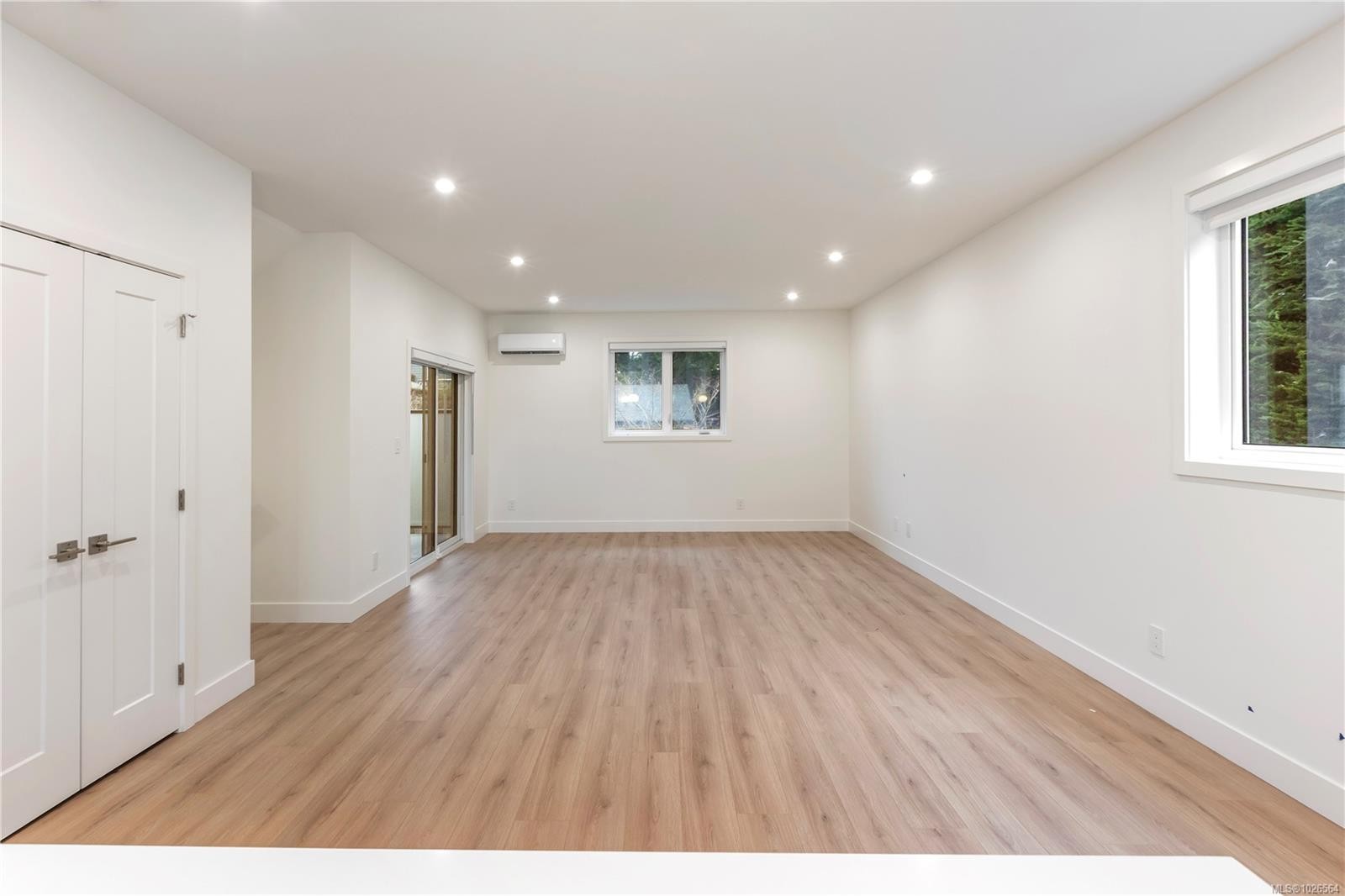 2-990 Mcbriar Ave, Saanich, BC