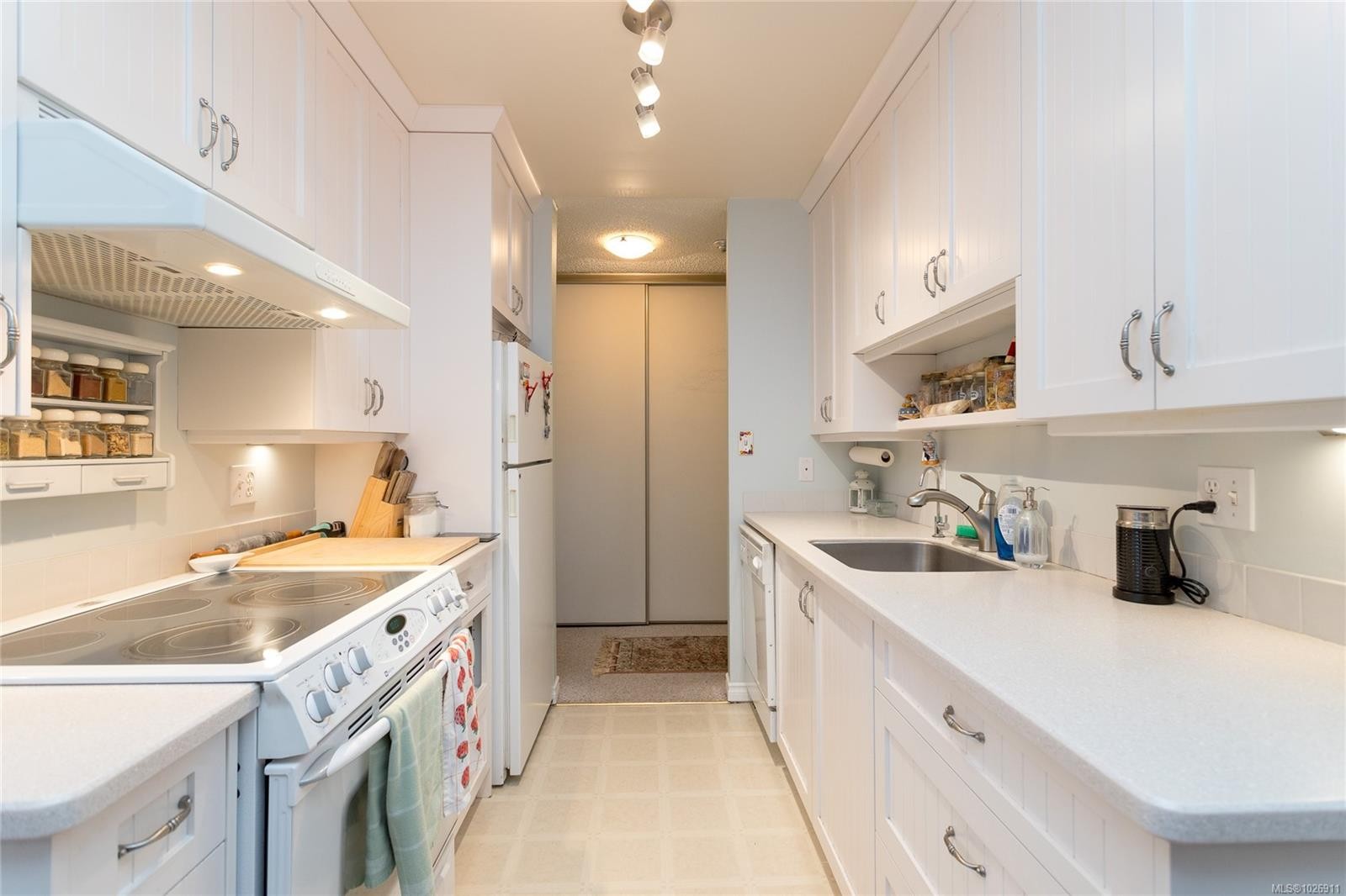 204-10160 Third St, Sidney, BC - Indoor Photo Showing Kitchen