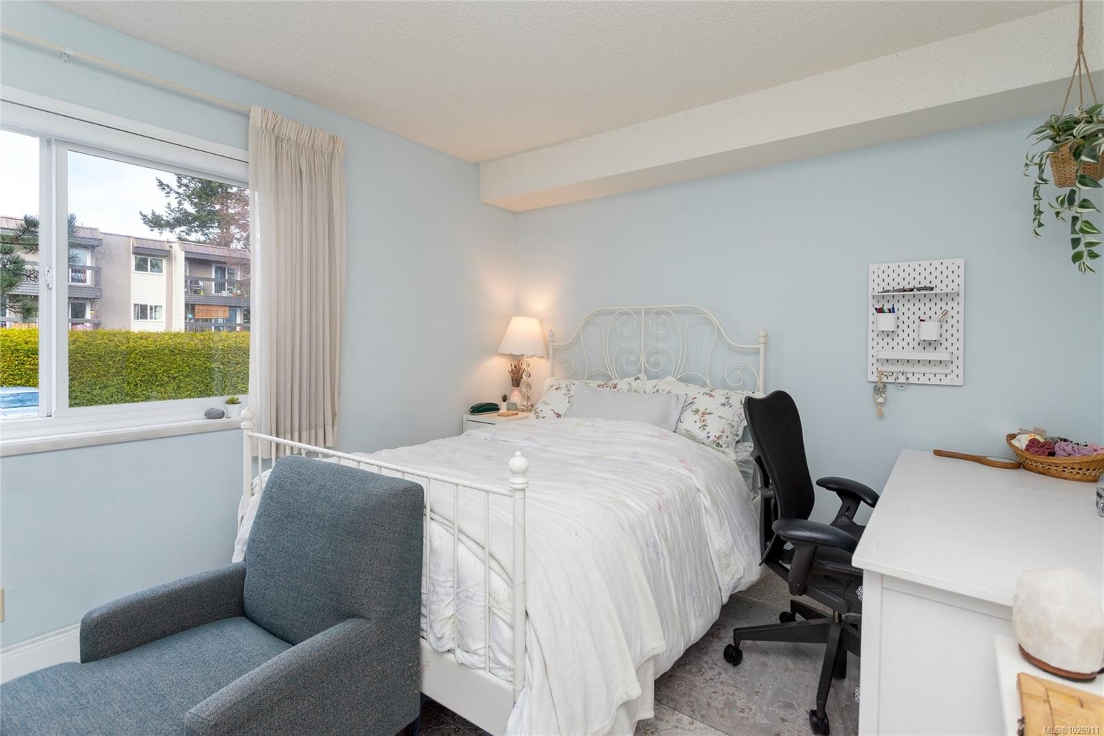 204-10160 Third St, Sidney, BC - Indoor Photo Showing Bedroom