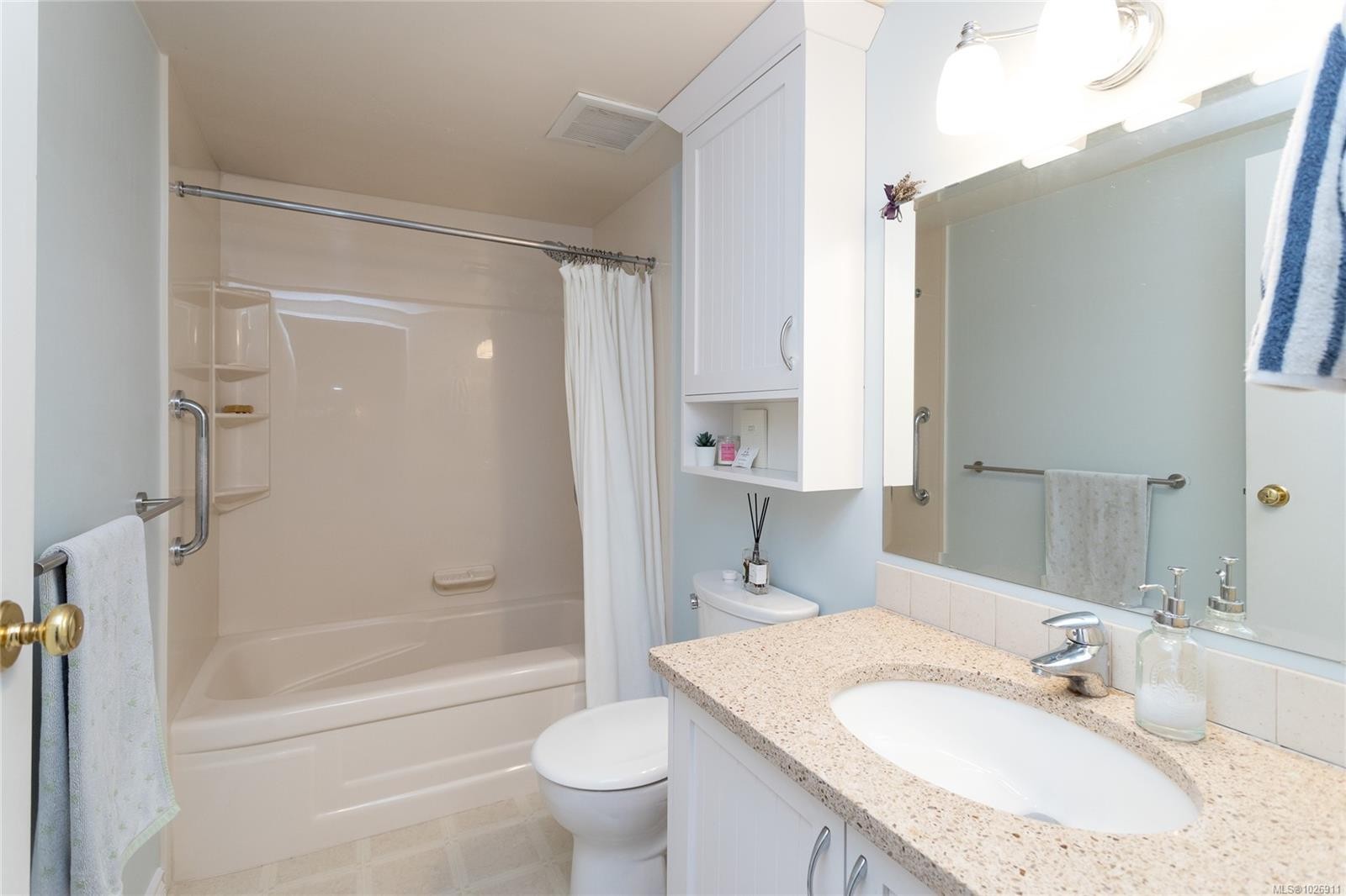 204-10160 Third St, Sidney, BC - Indoor Photo Showing Bathroom