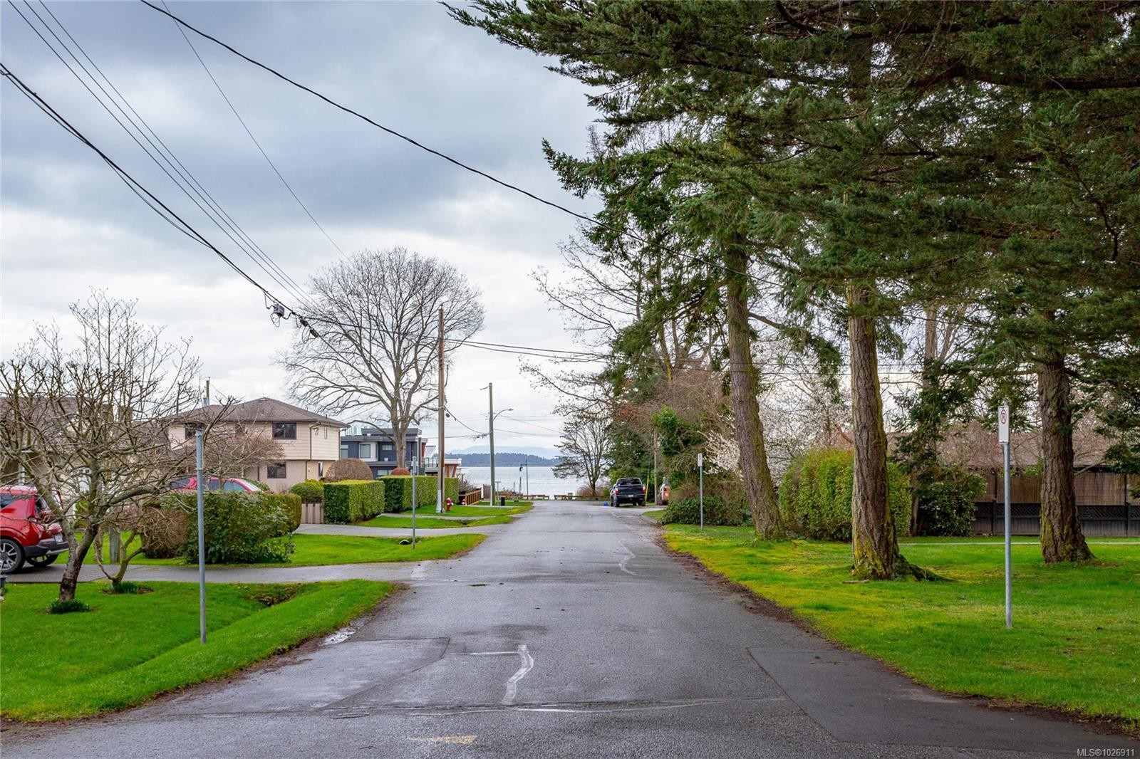 204-10160 Third St, Sidney, BC - Outdoor