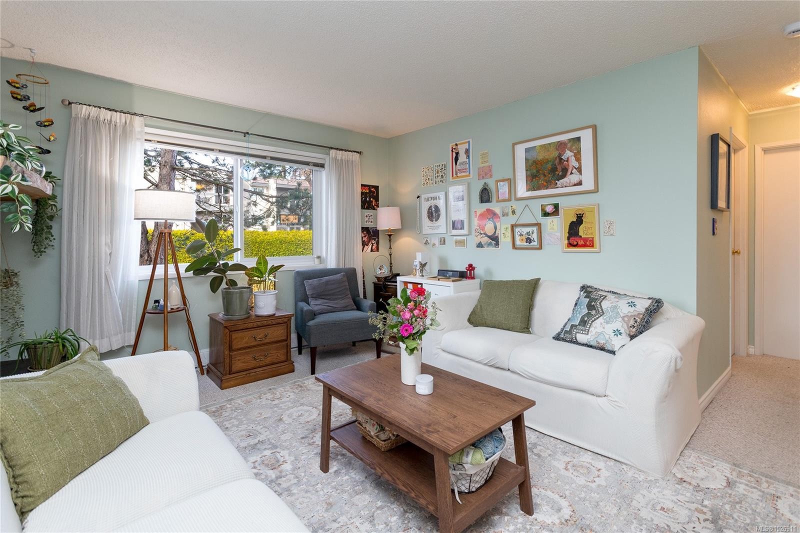 204-10160 Third St, Sidney, BC - Indoor Photo Showing Living Room