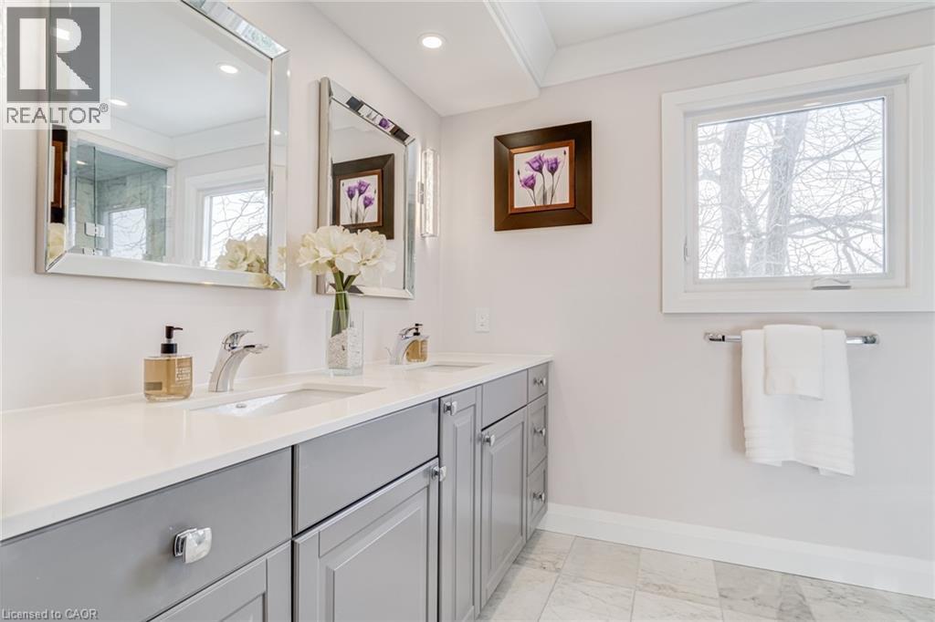 1320 Monmouth Drive, Burlington, ON - Indoor Photo Showing Bathroom