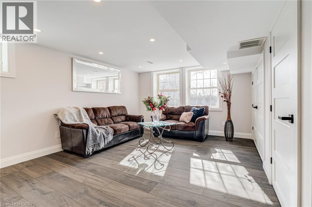 1320 Monmouth Drive, Burlington, ON - Indoor Photo Showing Living Room