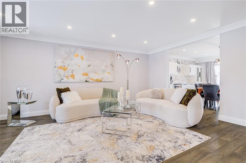 1320 Monmouth Drive, Burlington, ON - Indoor Photo Showing Living Room