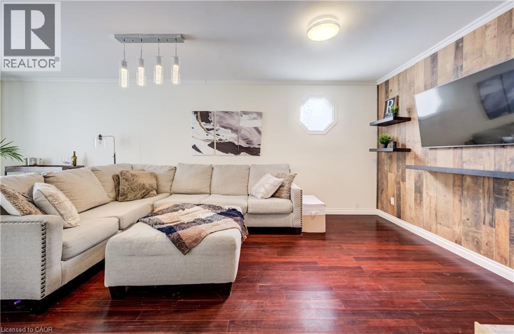 35 Glendan Court, Cambridge, ON - Indoor Photo Showing Living Room
