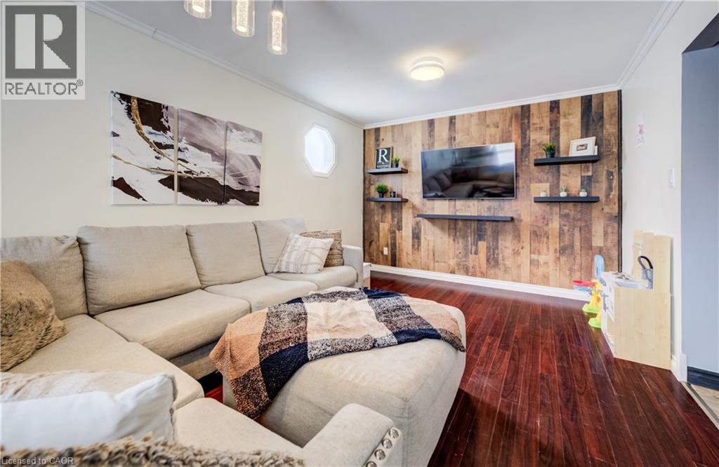 35 Glendan Court, Cambridge, ON - Indoor Photo Showing Living Room