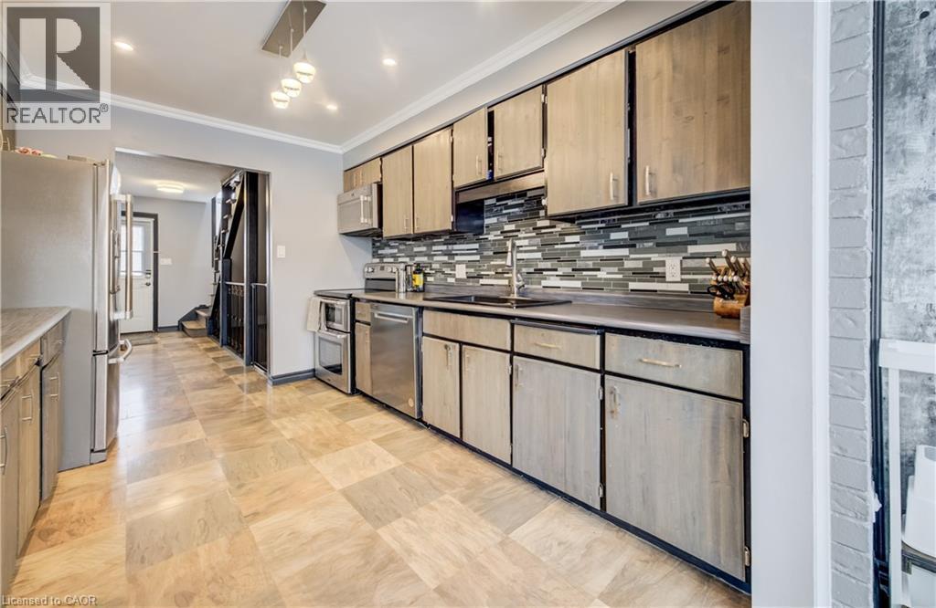35 Glendan Court, Cambridge, ON - Indoor Photo Showing Kitchen With Double Sink