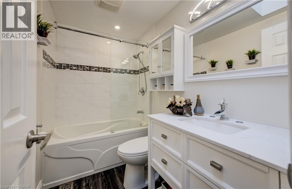 35 Glendan Court, Cambridge, ON - Indoor Photo Showing Bathroom