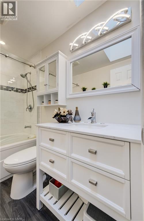 35 Glendan Court, Cambridge, ON - Indoor Photo Showing Bathroom
