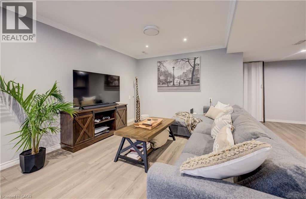 35 Glendan Court, Cambridge, ON - Indoor Photo Showing Living Room