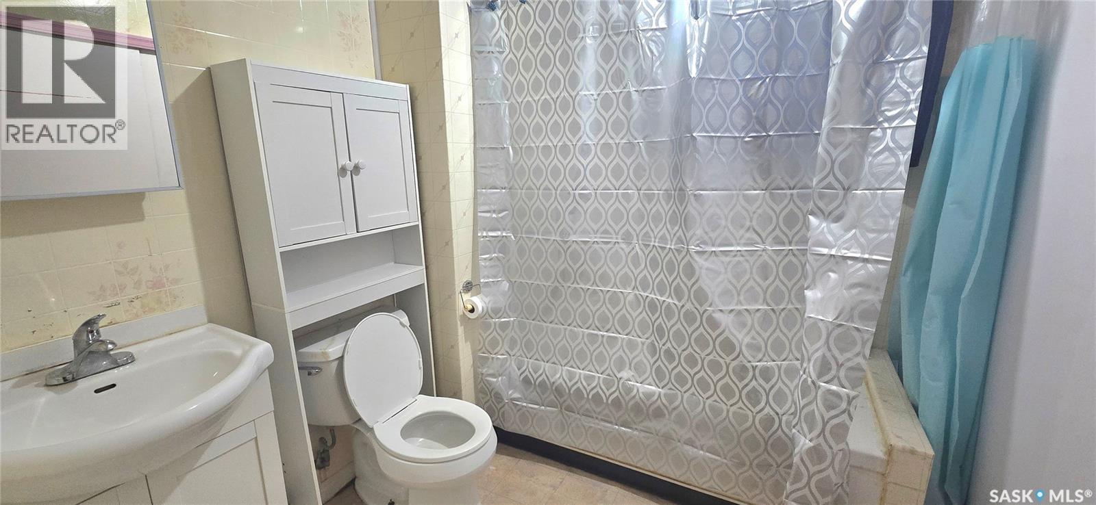422 Mullin Avenue E, Regina, SK - Indoor Photo Showing Bathroom