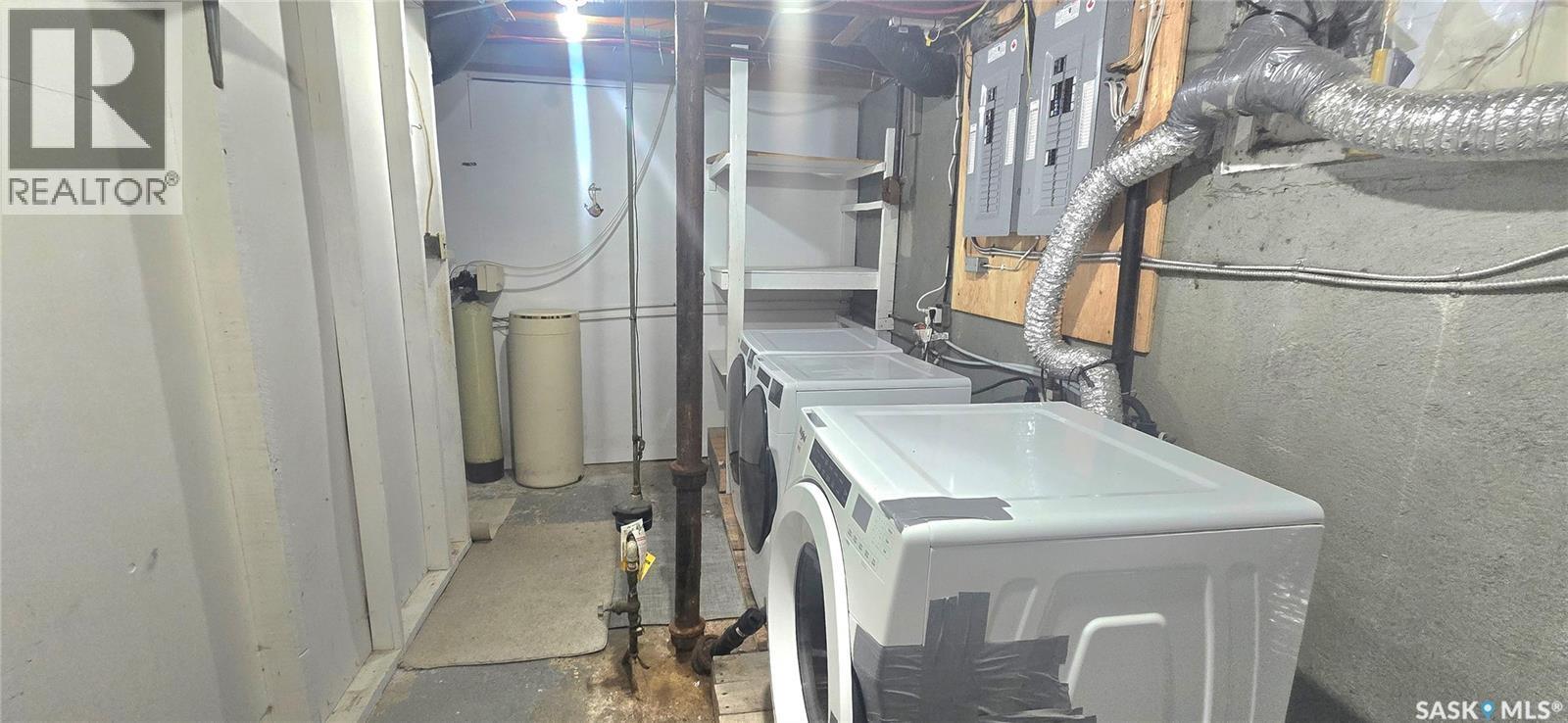 422 Mullin Avenue E, Regina, SK - Indoor Photo Showing Laundry Room