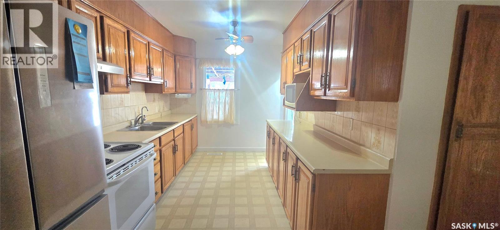 422 Mullin Avenue E, Regina, SK - Indoor Photo Showing Kitchen With Double Sink