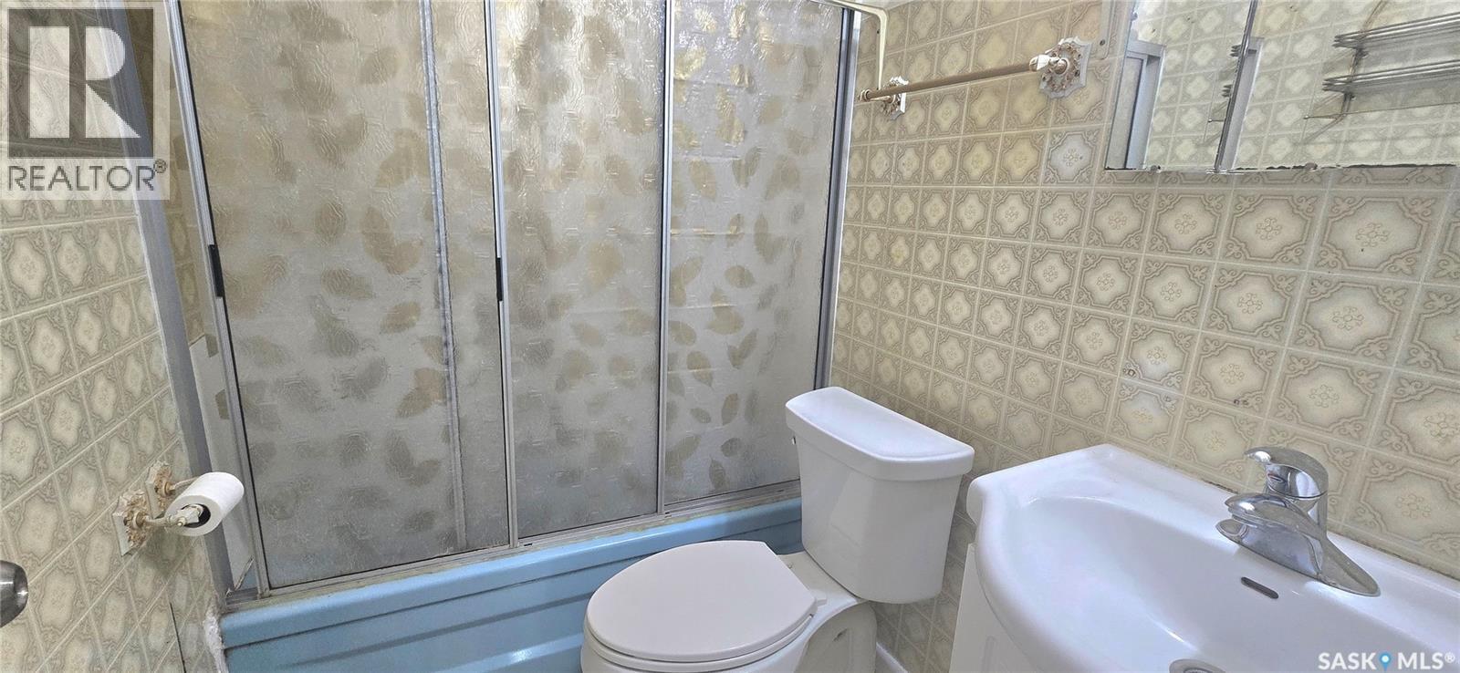 422 Mullin Avenue E, Regina, SK - Indoor Photo Showing Bathroom