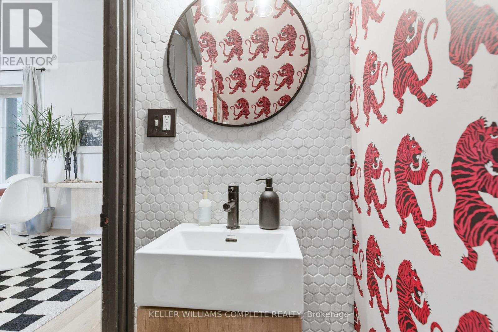 48 Liberty Street, Hamilton, ON - Indoor Photo Showing Bathroom