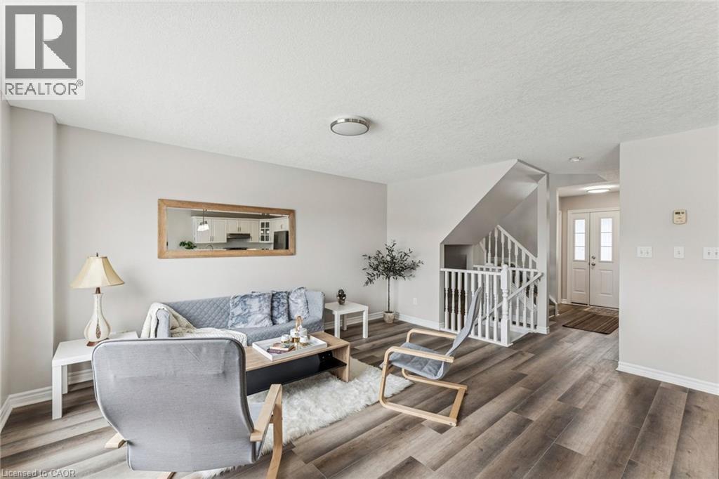 81 Penhale Avenue, St. Thomas, ON - Indoor Photo Showing Living Room