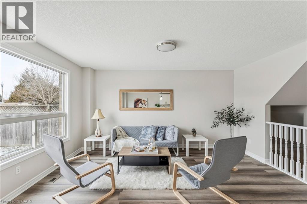 81 Penhale Avenue, St. Thomas, ON - Indoor Photo Showing Living Room