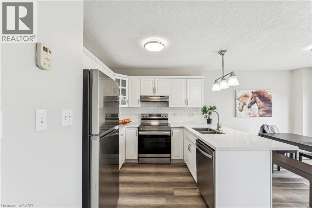 81 Penhale Avenue, St. Thomas, ON - Indoor Photo Showing Kitchen With Double Sink With Upgraded Kitchen