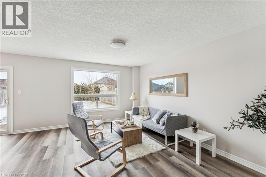 81 Penhale Avenue, St. Thomas, ON - Indoor Photo Showing Living Room