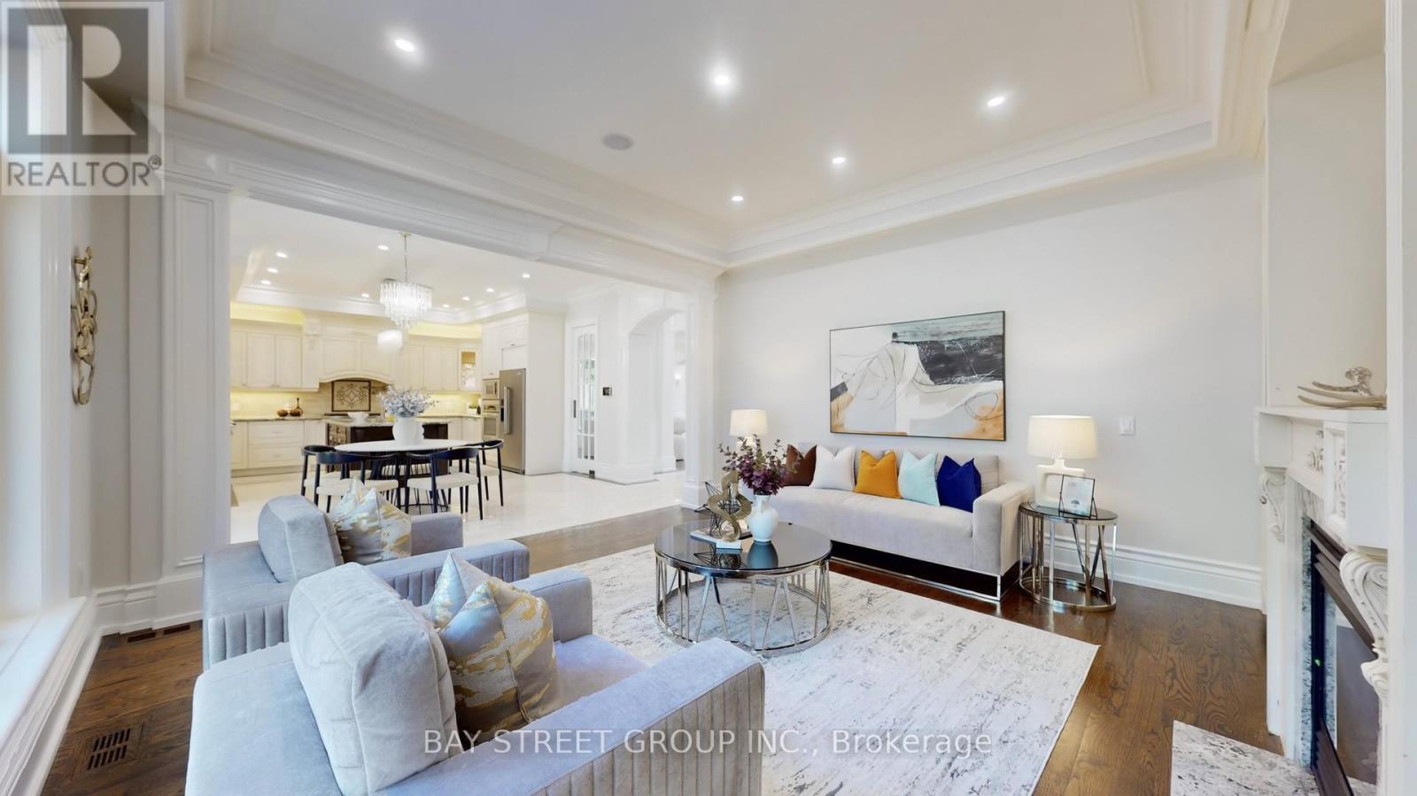 112 Centre Avenue, Toronto, ON - Indoor Photo Showing Living Room