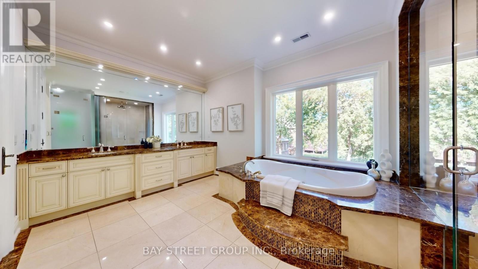 112 Centre Avenue, Toronto, ON - Indoor Photo Showing Bathroom