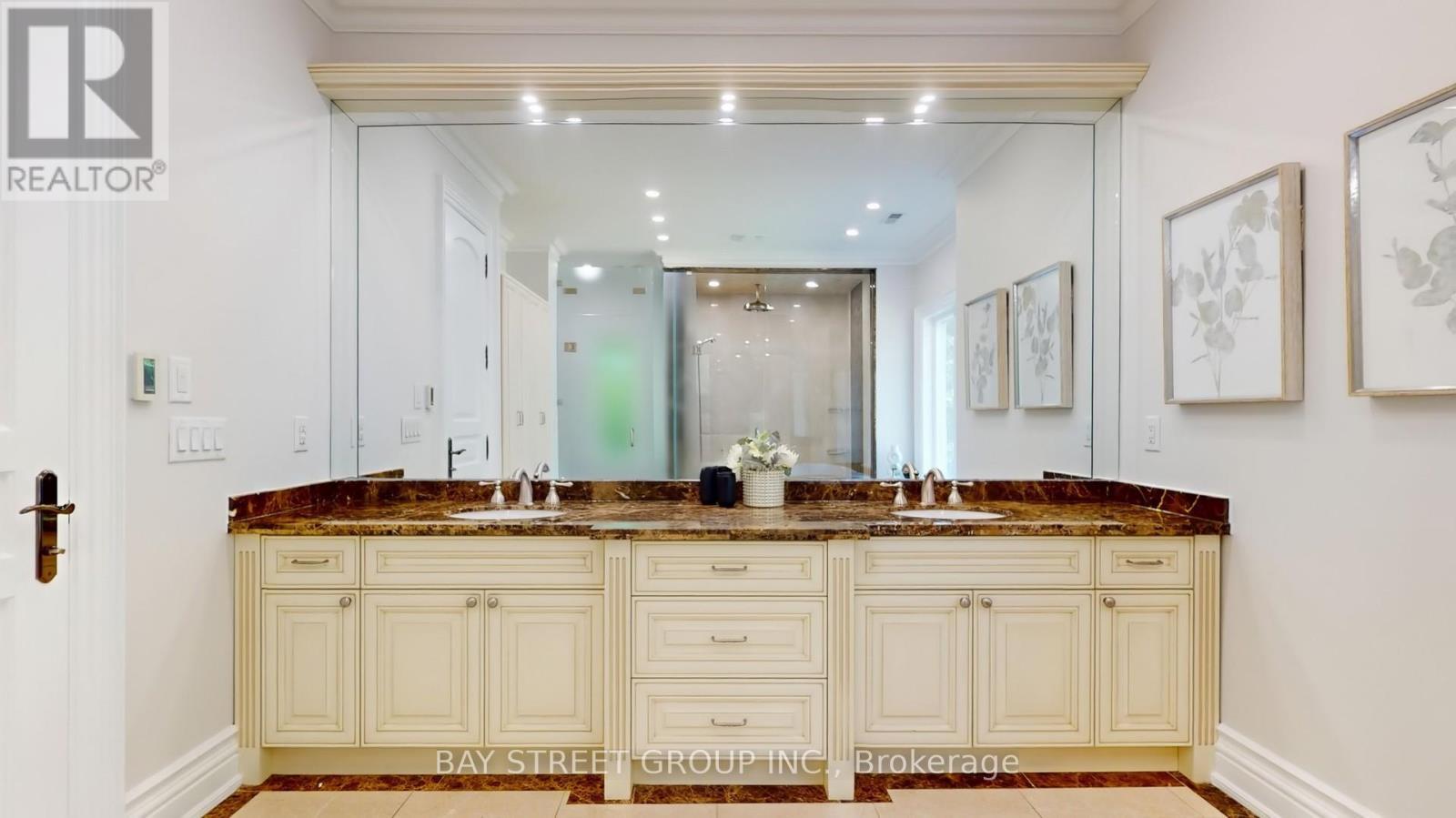 112 Centre Avenue, Toronto, ON - Indoor Photo Showing Bathroom