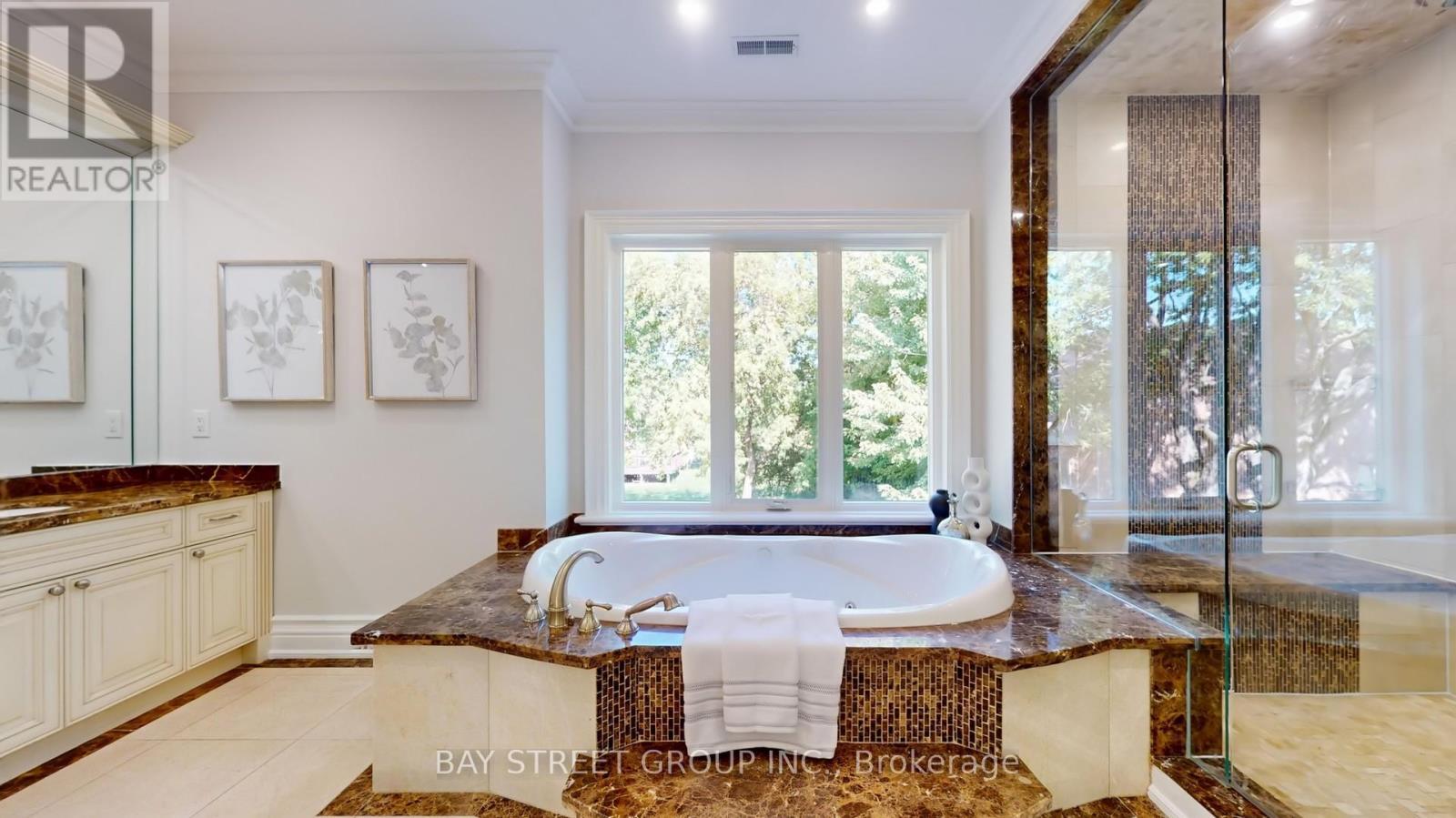 112 Centre Avenue, Toronto, ON - Indoor Photo Showing Bathroom