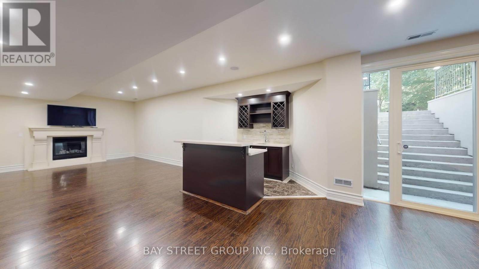 112 Centre Avenue, Toronto, ON - Indoor