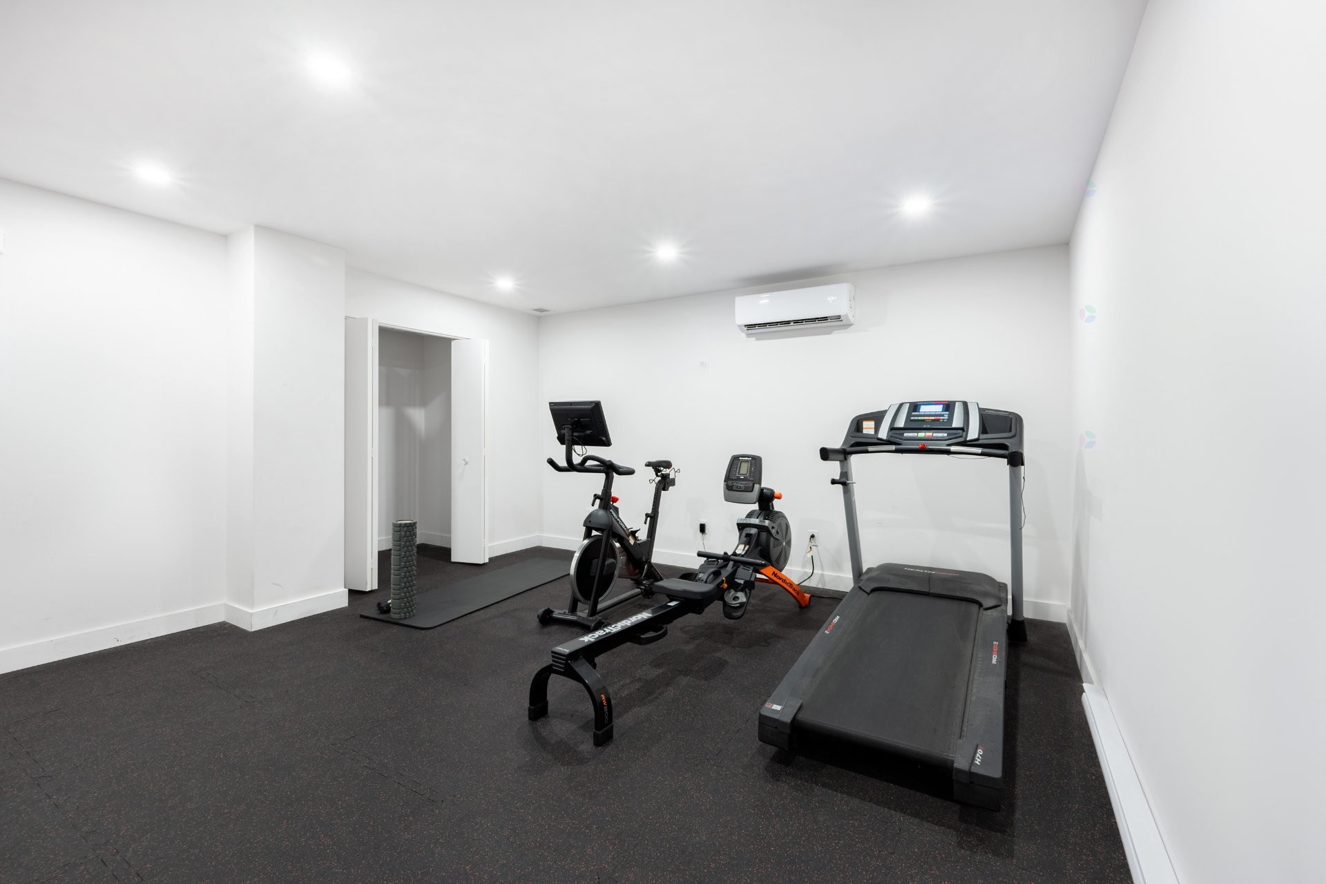 Salle d'exercice - 210-901 Av. Beaumont, Montréal (Villeray/Saint-Michel/Parc-Extension), QC - Indoor Photo Showing Gym Room