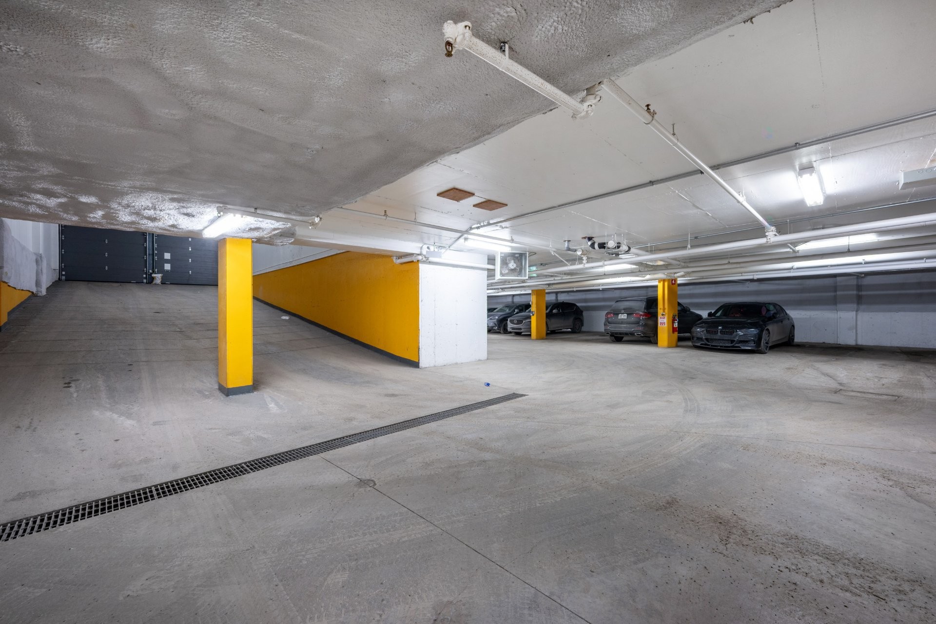 Garage - 210-901 Av. Beaumont, Montréal (Villeray/Saint-Michel/Parc-Extension), QC - Indoor Photo Showing Garage