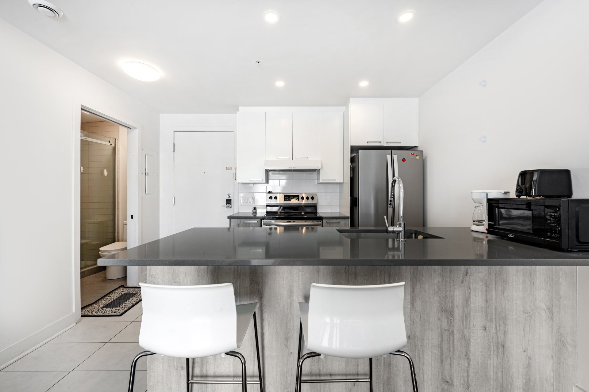 Cuisine - 210-901 Av. Beaumont, Montréal (Villeray/Saint-Michel/Parc-Extension), QC - Indoor Photo Showing Kitchen With Upgraded Kitchen
