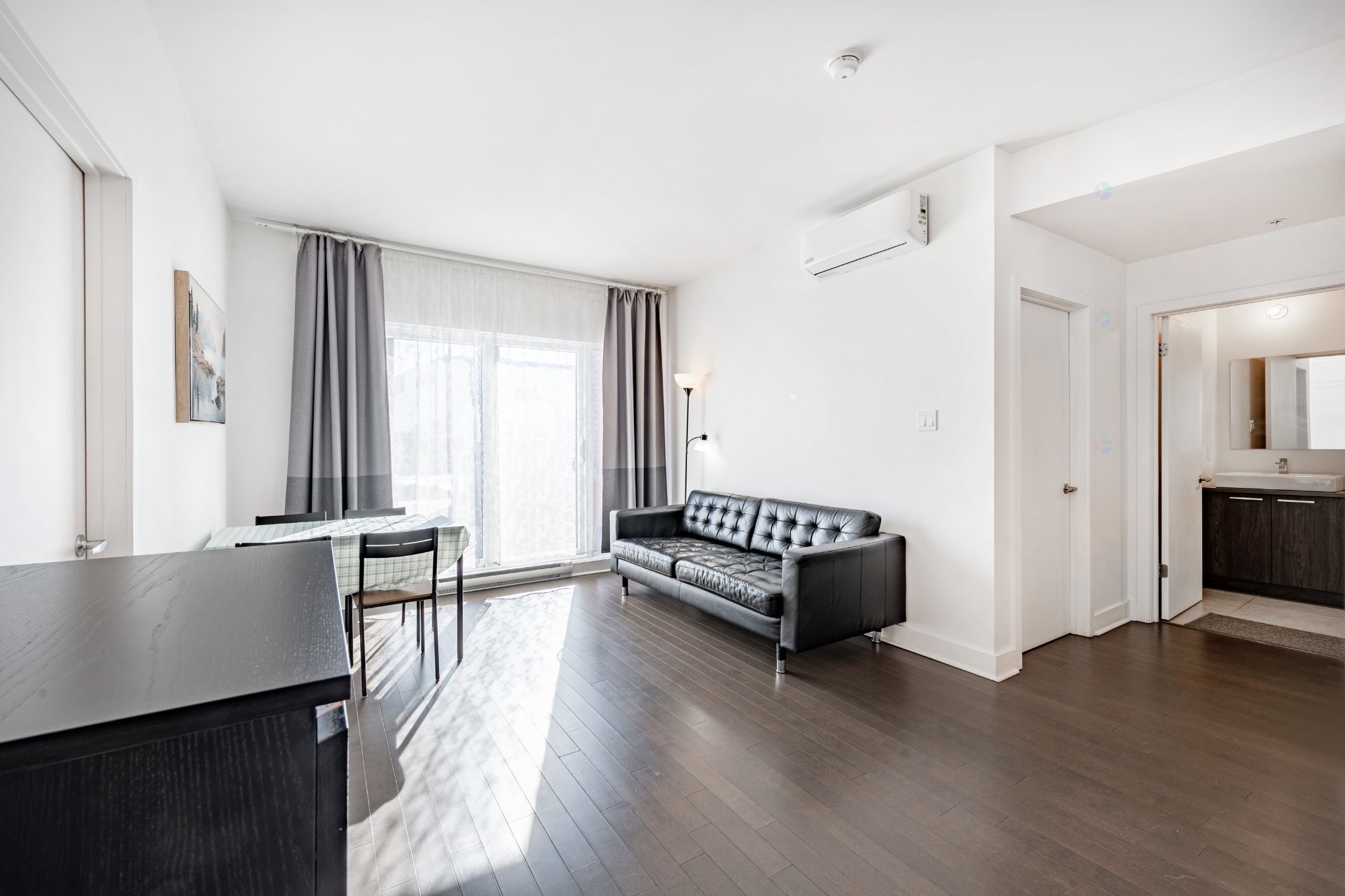 Salon - 210-901 Av. Beaumont, Montréal (Villeray/Saint-Michel/Parc-Extension), QC - Indoor Photo Showing Living Room