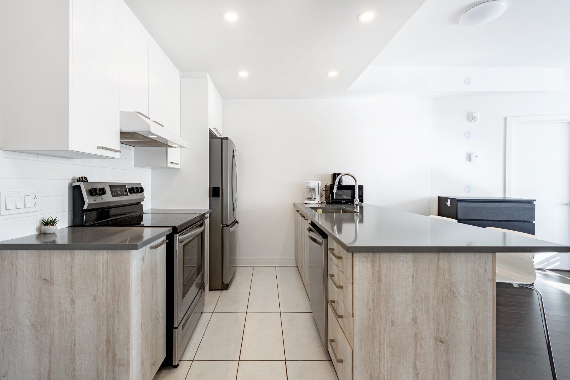 Cuisine - 210-901 Av. Beaumont, Montréal (Villeray/Saint-Michel/Parc-Extension), QC - Indoor Photo Showing Kitchen With Upgraded Kitchen