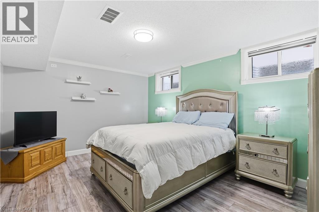 29 Chipman Avenue, Hamilton, ON - Indoor Photo Showing Bedroom
