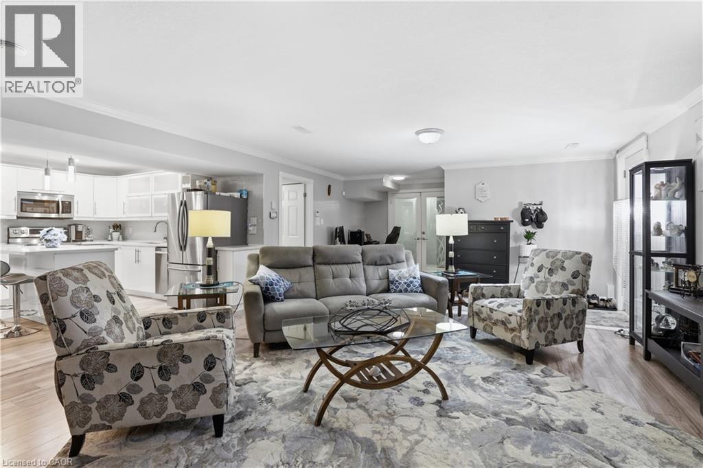 29 Chipman Avenue, Hamilton, ON - Indoor Photo Showing Living Room