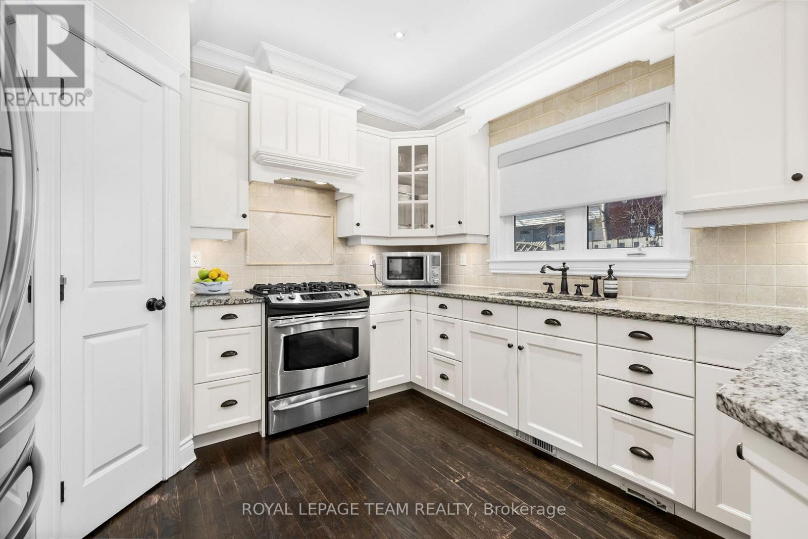 112 Cole Porter Street, Ottawa, ON - Indoor Photo Showing Kitchen With Upgraded Kitchen