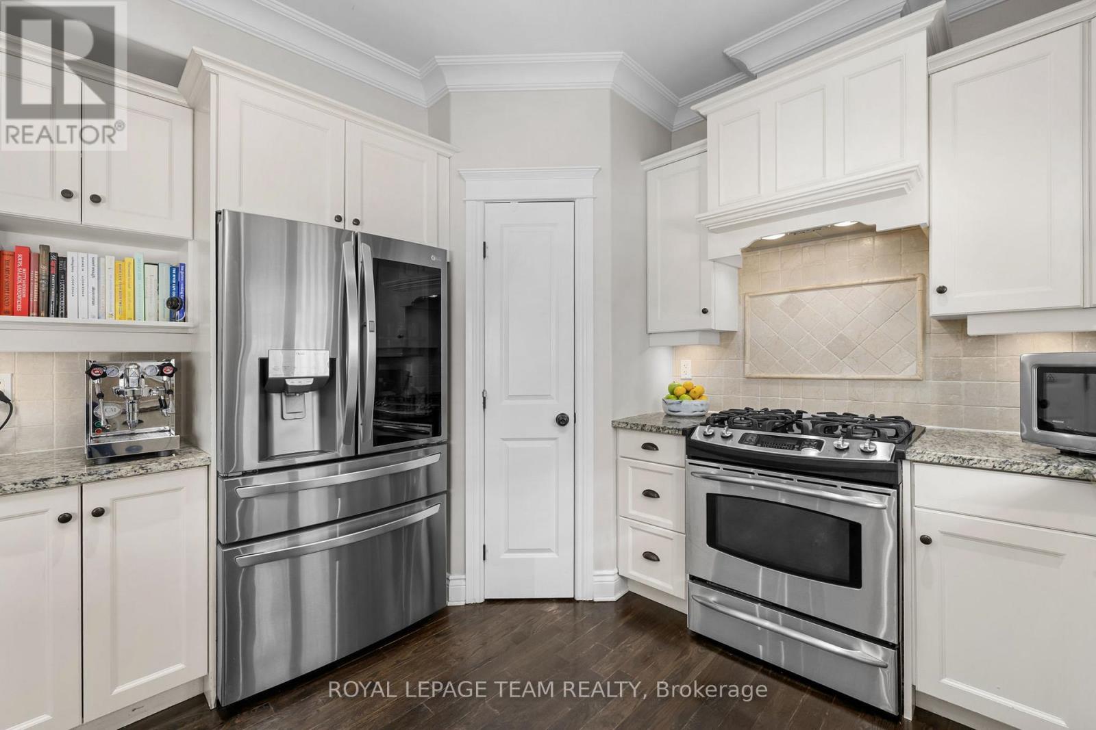 112 Cole Porter Street, Ottawa, ON - Indoor Photo Showing Kitchen With Upgraded Kitchen