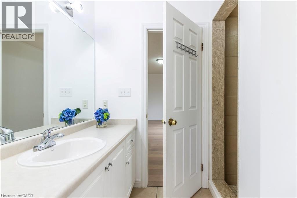 Bathroom featuring vanity - 252 Thorner Drive Unit# Upper, Hamilton, ON - Indoor Photo Showing Bathroom