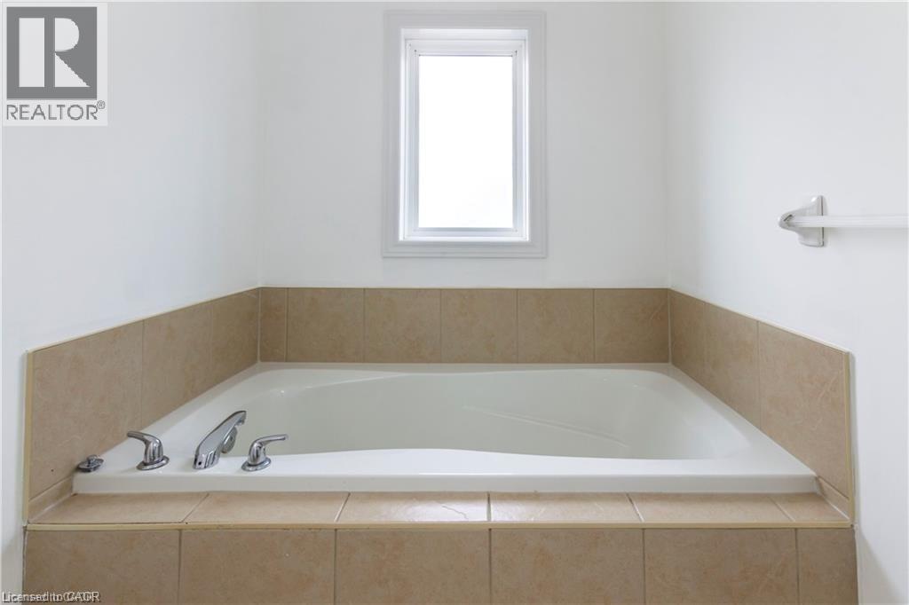 Full bath with a garden tub - 252 Thorner Drive Unit# Upper, Hamilton, ON - Indoor Photo Showing Bathroom