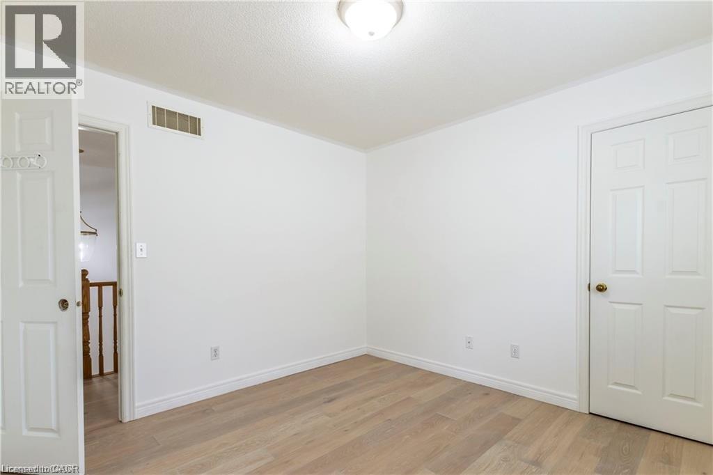 Spare room with light wood-style floors and baseboards - 252 Thorner Drive Unit# Upper, Hamilton, ON - Indoor Photo Showing Other Room